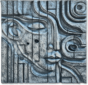 Vivencias - Este cuadro en relieve sobre las huellas de la vida de A. Gea realmente invita a detenerse un momento. Es una obra tridimensional donde asoma, en perfil, un rostro humano: casi puedes imaginar sus pensamientos flotando ahí, entre paneles grises y negros llenos de textura. Las líneas curvas serpentean como los caminos que tomamos cada día-algunas suaves, otras inesperadas-y pequeños puntos azul grisáceo salpican la pieza, igual que las emociones intensas que se cuelan sin aviso en nuestra rutina. Cada detalle parece contar su propia historia; de hecho, mirarlo es como hojear el diario secreto de la vida misma.