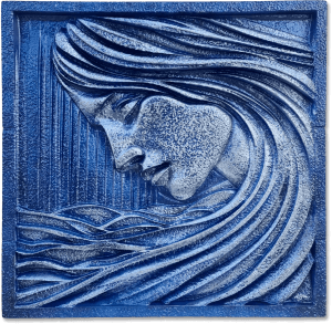 La Mar - Cuadro sobre la conexión femenina con el mar: Hay algo hipnótico en este relieve azul y plata. Imagina el perfil de una mujer, ojos cerrados, como si estuviera saboreando el murmullo del mar. Su cabello no se queda quieto; se transforma en olas que parecen querer acariciar la brisa. El estilo es abstracto, un poco juguetón y profundamente expresivo, como si alguien hubiera querido atrapar un suspiro o un recuerdo bonito entre curvas y colores tranquilos. Además, transmite una serenidad envolvente-te invita a quedarte mirando un rato más, imaginando historias o lugares a los que solo llegas soñando despierto.