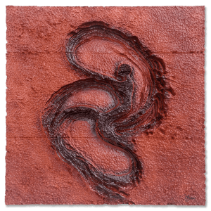 Humanidad - Esta escultura contemporánea sobre el origen humano representa sin palabras el origen humano. Tiene formas abstractas, casi como si fueran raíces o surcos en la tierra, y esas texturas rugosas en tonos marrón oscuro parecen contar historias antiguas sobre un fondo rojo óxido que arde con cierta intensidad. Es imposible no sentir que guarda secretos bajo cada pliegue. Los bordes son irregulares y rústicos; nada de líneas limpias ni acabados perfectos, más bien como si el tiempo mismo los hubiese modelado con sus propias manos. Al mirarla, uno piensa en la corteza de un árbol viejo o tal vez en un paisaje visto desde muy cerca.