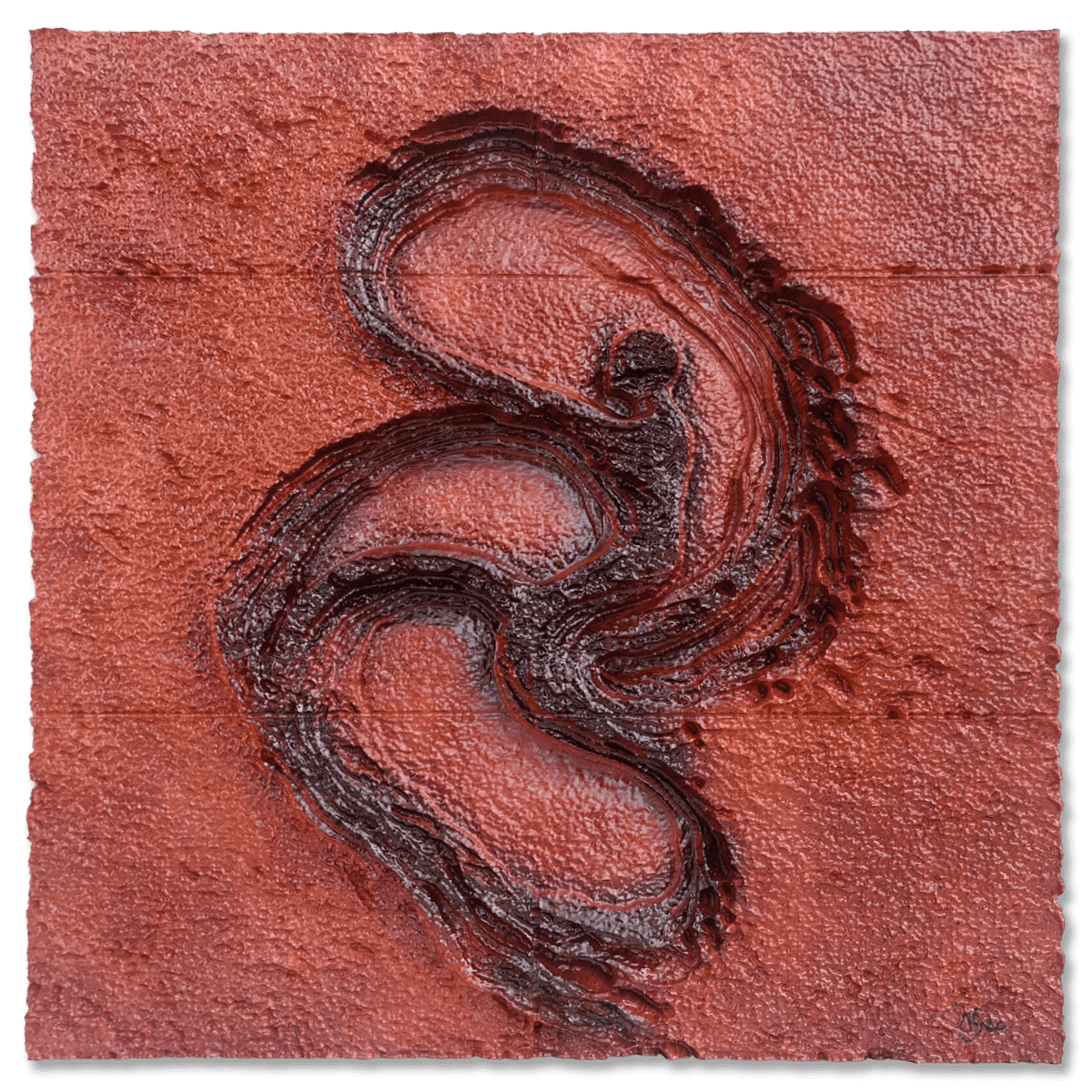 Humanidad - Esta escultura contemporánea sobre el origen humano representa sin palabras el origen humano. Tiene formas abstractas, casi como si fueran raíces o surcos en la tierra, y esas texturas rugosas en tonos marrón oscuro parecen contar historias antiguas sobre un fondo rojo óxido que arde con cierta intensidad. Es imposible no sentir que guarda secretos bajo cada pliegue. Los bordes son irregulares y rústicos; nada de líneas limpias ni acabados perfectos, más bien como si el tiempo mismo los hubiese modelado con sus propias manos. Al mirarla, uno piensa en la corteza de un árbol viejo o tal vez en un paisaje visto desde muy cerca.