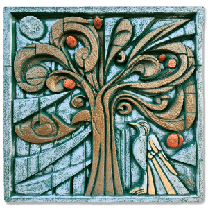 Árbol de la vida - Esta escultura contemporánea sobre el ciclo de la vida y la conexión natural parece latir por sí sola. Sus ramas se curvan como si abrazaran el aire, mientras los frutos naranjas cuelgan llenos de energía. Y justo ahí, un ave observa todo, tranquila pero despierta. El fondo no es cualquier cosa: aparecen patrones geométricos en verdes profundos, marrones terrosos y destellos naranjas que evocan la calidez de una tarde soleada en el bosque. Es perfecta para quienes sienten esa chispa especial frente al arte nacido de la naturaleza; para los que creen, en serio, que todo está conectado aunque a veces no lo veamos.