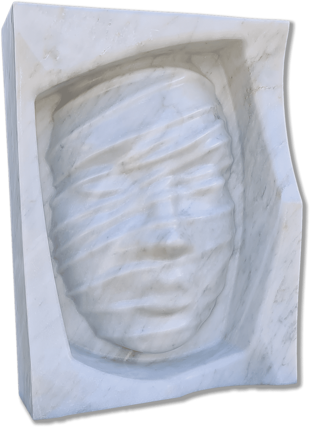 Un bloque de mármol blanco, con vetas grises apenas insinuadas, muestra un rostro humano que parece suspirar. Unas bandas suaves y onduladas envuelven parte del semblante: tapan los ojos y dejan ver la boca, como si guardara un secreto o quisiera decir algo que no logra salir. Ese efecto abstracto da la sensación de misterio, casi provoca querer acercarse más. La piedra transmite una calma extraña; tal vez porque el rostro se queda justo entre lo conocido y lo oculto-como quien recuerda algo importante pero las palabras no llegan.