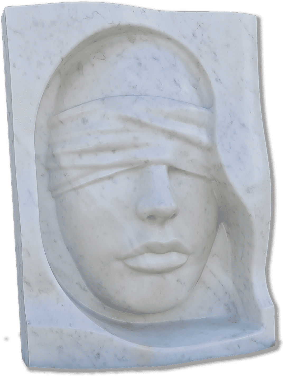 Un rostro de mármol, labios marcados y una venda tapando los ojos. La piedra, suave y fría, parece esconder un secreto tranquilo.