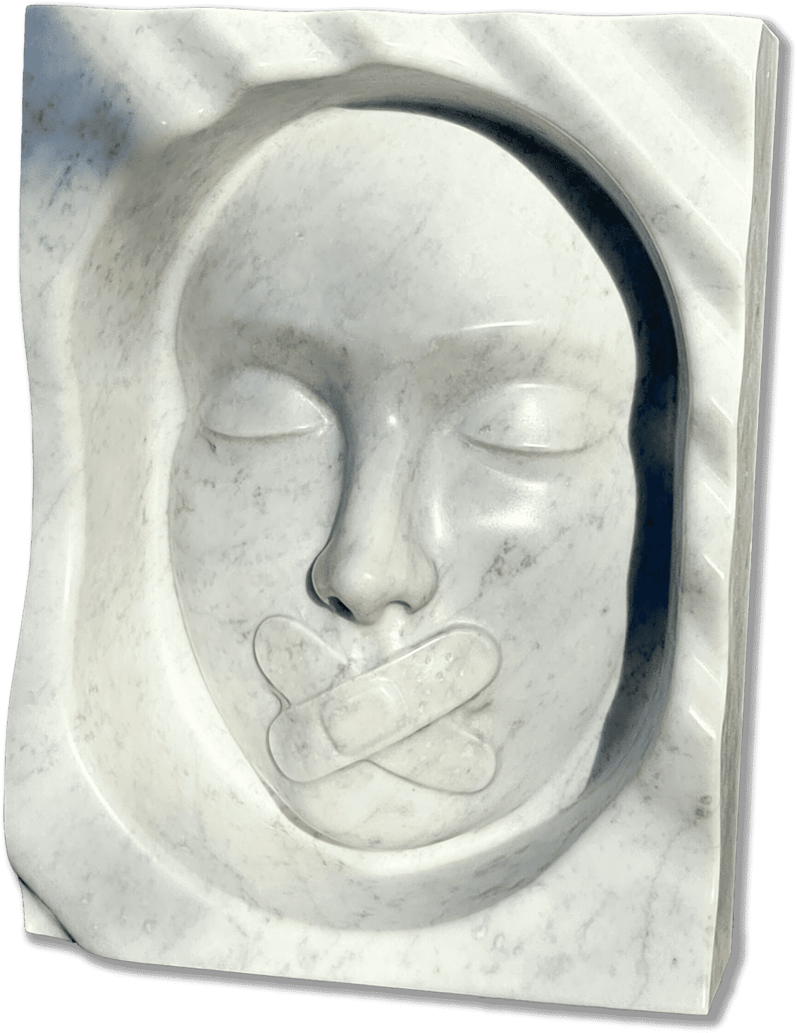 Un rostro de mármol, sereno y con los ojos cerrados, parece guardar un secreto. Bandas talladas sellan su boca; transmite silencio.