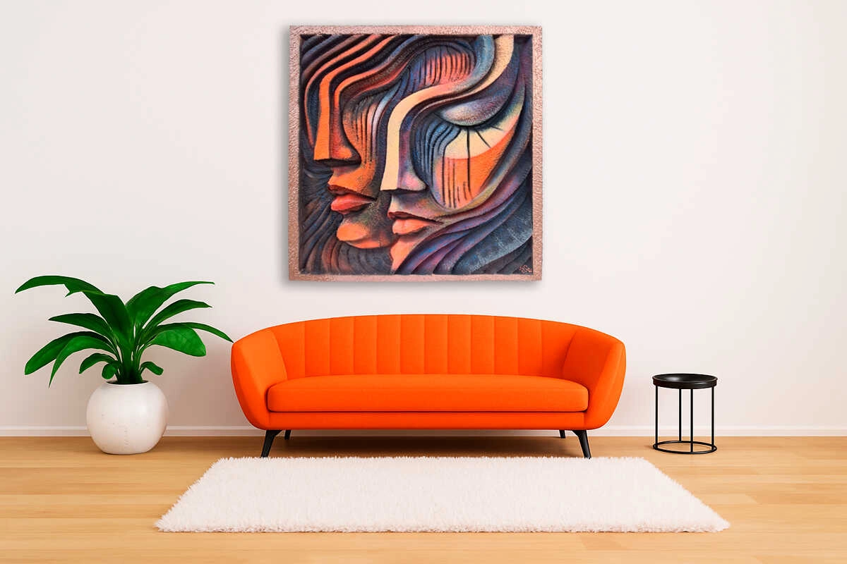 En una sala de estar moderna, donde el sofá naranja parece abrazar la luz de la tarde y una alfombra blanca invita a caminar descalzo, destaca un toque especial: una planta verde que da vida al rincón y, justo arriba del sofá, la escultura mural 