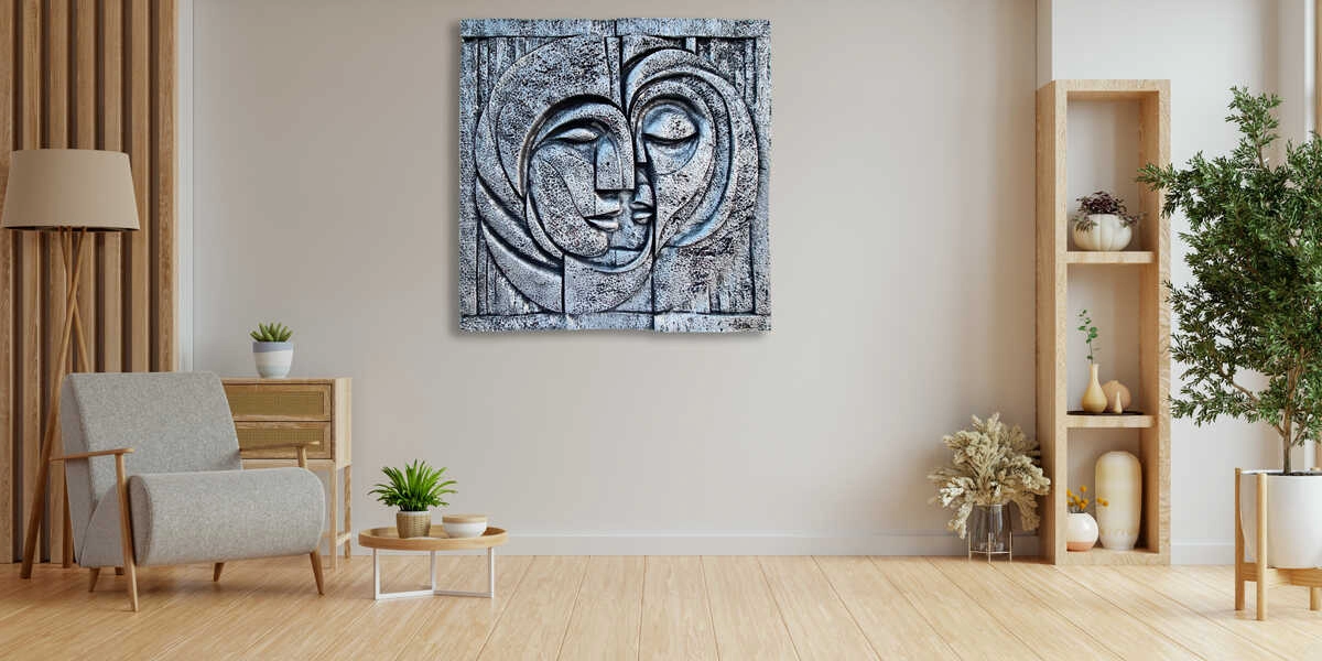 Una sala luminosa y serena, con pisos de madera clara que casi invitan a caminar descalzo. Los muebles, en tonos suaves y elegantes, parecen abrazar el espacio sin abrumarlo. En una esquina, un árbol en maceta añade vida y calidez-como si recordara suavemente que afuera sopla el viento. Y justo en la pared principal destaca 