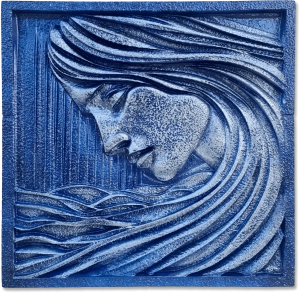 La Mar - Cuadro sobre la conexión femenina con el mar: Hay algo hipnótico en este relieve azul y plata. Imagina el perfil de una mujer, ojos cerrados, como si estuviera saboreando el murmullo del mar. Su cabello no se queda quieto; se transforma en olas que parecen querer acariciar la brisa. El estilo es abstracto, un poco juguetón y profundamente expresivo, como si alguien hubiera querido atrapar un suspiro o un recuerdo bonito entre curvas y colores tranquilos. Además, transmite una serenidad envolvente-te invita a quedarte mirando un rato más, imaginando historias o lugares a los que solo llegas soñando despierto.