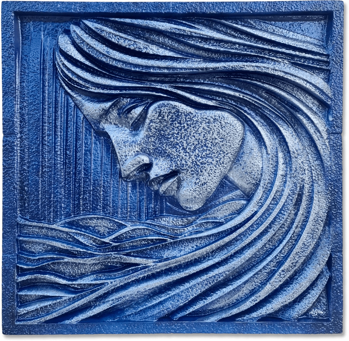 La Mar - Cuadro sobre la conexión femenina con el mar: Hay algo hipnótico en este relieve azul y plata. Imagina el perfil de una mujer, ojos cerrados, como si estuviera saboreando el murmullo del mar. Su cabello no se queda quieto; se transforma en olas que parecen querer acariciar la brisa. El estilo es abstracto, un poco juguetón y profundamente expresivo, como si alguien hubiera querido atrapar un suspiro o un recuerdo bonito entre curvas y colores tranquilos. Además, transmite una serenidad envolvente-te invita a quedarte mirando un rato más, imaginando historias o lugares a los que solo llegas soñando despierto.