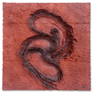 Humanidad - Esta escultura contemporánea sobre el origen humano representa sin palabras el origen humano. Tiene formas abstractas, casi como si fueran raíces o surcos en la tierra, y esas texturas rugosas en tonos marrón oscuro parecen contar historias antiguas sobre un fondo rojo óxido que arde con cierta intensidad. Es imposible no sentir que guarda secretos bajo cada pliegue. Los bordes son irregulares y rústicos; nada de líneas limpias ni acabados perfectos, más bien como si el tiempo mismo los hubiese modelado con sus propias manos. Al mirarla, uno piensa en la corteza de un árbol viejo o tal vez en un paisaje visto desde muy cerca.