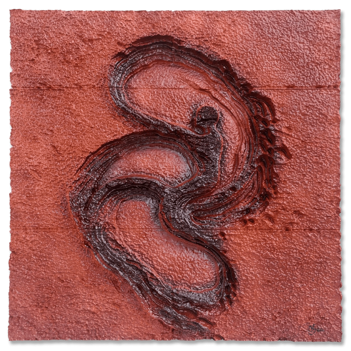 Humanidad - Esta escultura contemporánea sobre el origen humano representa sin palabras el origen humano. Tiene formas abstractas, casi como si fueran raíces o surcos en la tierra, y esas texturas rugosas en tonos marrón oscuro parecen contar historias antiguas sobre un fondo rojo óxido que arde con cierta intensidad. Es imposible no sentir que guarda secretos bajo cada pliegue. Los bordes son irregulares y rústicos; nada de líneas limpias ni acabados perfectos, más bien como si el tiempo mismo los hubiese modelado con sus propias manos. Al mirarla, uno piensa en la corteza de un árbol viejo o tal vez en un paisaje visto desde muy cerca.