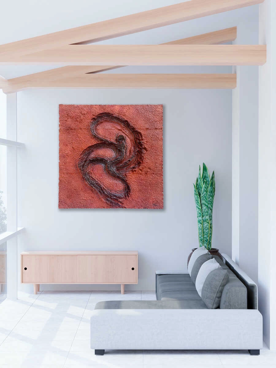 Imagina un salón moderno, bañado en luz, con vigas de madera clara cruzando el techo como si abrazaran el espacio. Justo ahí descansa un sofá gris, sobrio pero acogedor, perfecto para tardes de charla o lecturas inesperadas. A un lado, una alacena minimalista se integra sin esfuerzo. Pero lo que realmente roba la mirada es 