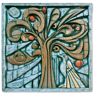 Árbol de la vida - Esta escultura contemporánea sobre el ciclo de la vida y la conexión natural parece latir por sí sola. Sus ramas se curvan como si abrazaran el aire, mientras los frutos naranjas cuelgan llenos de energía. Y justo ahí, un ave observa todo, tranquila pero despierta. El fondo no es cualquier cosa: aparecen patrones geométricos en verdes profundos, marrones terrosos y destellos naranjas que evocan la calidez de una tarde soleada en el bosque. Es perfecta para quienes sienten esa chispa especial frente al arte nacido de la naturaleza; para los que creen, en serio, que todo está conectado aunque a veces no lo veamos.