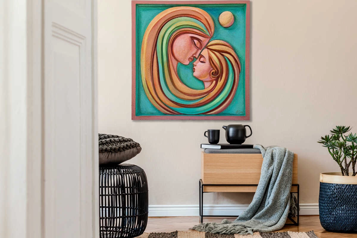 La habitación, con ese aire moderno que invita a quedarse un rato más, cuenta con un pequeño mueble de madera sobre el que descansa una tetera negra junto a una taza como esperando historias compartidas. Una manta gris se asoma, suave y envolvente, casi como si deseara arroparte en una tarde lluviosa. Hay también una planta que aporta un toque vivo y fresco al ambiente. Pero lo que realmente captura la mirada es Alma Reflejada: esa escultura contemporánea de madre e hija colgada en la pared, capaz de llenar el espacio de calidez y emoción silenciosa; uno de esos detalles artísticos que parecen narrar algo propio sin palabras.