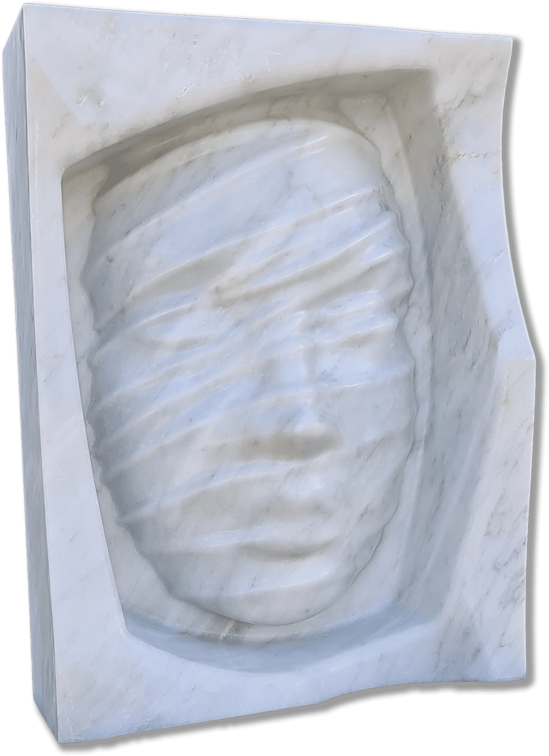 Un bloque de mármol blanco, con vetas grises apenas insinuadas, muestra un rostro humano que parece suspirar. Unas bandas suaves y onduladas envuelven parte del semblante: tapan los ojos y dejan ver la boca, como si guardara un secreto o quisiera decir algo que no logra salir. Ese efecto abstracto da la sensación de misterio, casi provoca querer acercarse más. La piedra transmite una calma extraña; tal vez porque el rostro se queda justo entre lo conocido y lo oculto-como quien recuerda algo importante pero las palabras no llegan.