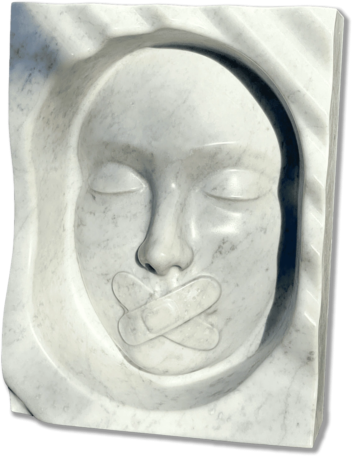 Un rostro de mármol, sereno y con los ojos cerrados, parece guardar un secreto. Bandas talladas sellan su boca; transmite silencio.