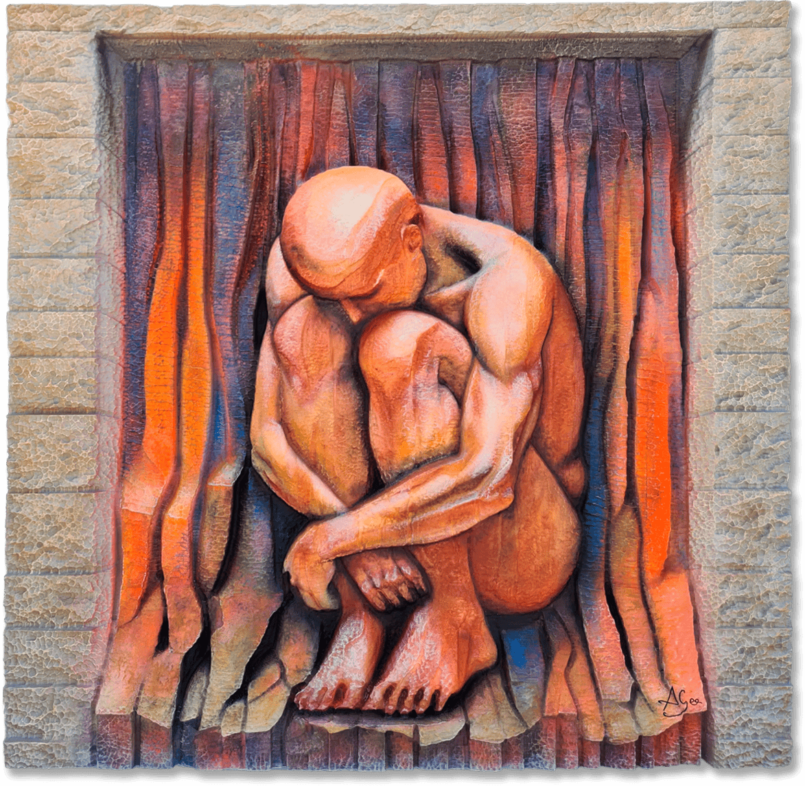 Es una escultura contemporánea cuerpo humano Refugio de Silencio - Escultura mural sobre aislamiento y paz interior" revela a una figura humana, desnuda y completamente calva, recogida en sí misma con la cabeza apoyada en los brazos. Está enclavada dentro de un nicho tallado en piedra; ahí se percibe algo casi sagrado, como si el mundo quedara afuera por un instante. Las líneas verticales a su alrededor, teñidas de naranja intenso, rojo quemado y matices tierra, envuelven la escena con una sensación cálida pero también melancólica. Es fácil imaginarse ahí dentro buscando consuelo o simplemente quietud... A veces el silencio es tanto refugio como frontera.