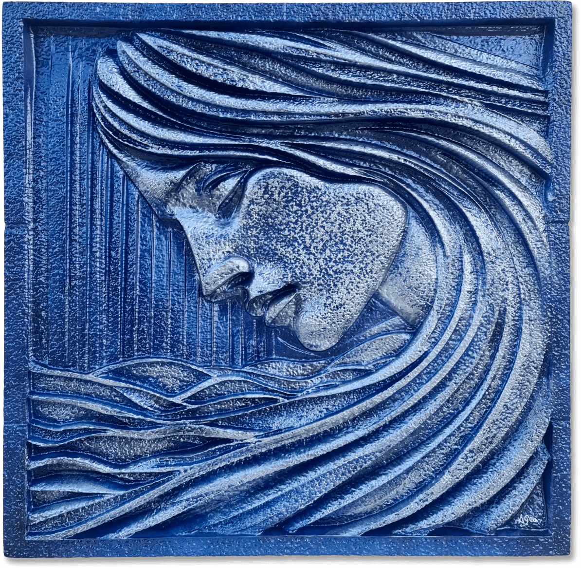 La Mar - Cuadro sobre la conexión femenina con el mar: Hay algo hipnótico en este relieve azul y plata. Imagina el perfil de una mujer, ojos cerrados, como si estuviera saboreando el murmullo del mar. Su cabello no se queda quieto; se transforma en olas que parecen querer acariciar la brisa. El estilo es abstracto, un poco juguetón y profundamente expresivo, como si alguien hubiera querido atrapar un suspiro o un recuerdo bonito entre curvas y colores tranquilos. Además, transmite una serenidad envolvente-te invita a quedarte mirando un rato más, imaginando historias o lugares a los que solo llegas soñando despierto.