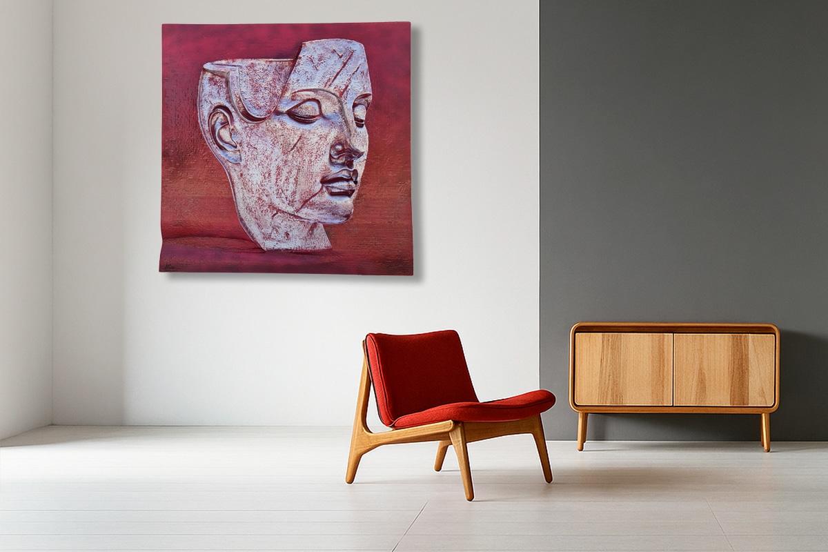 Imagina una habitación moderna y sobria, donde el blanco domina las paredes, solo interrumpido por el contraste elegante de un gris oscuro. En medio de todo eso, destaca una silla de madera con un cojín rojo vibrante que llama la atención casi sin querer. Junto a ella descansa un mueble bajo, discreto pero funcional. Pero lo que realmente roba miradas es "Con la mente en blanco": una escultura inquietante sobre la mente vacía, suspendida justo encima de la silla. Es como si alguien hubiese dejado fragmentada su cabeza clásica-de piedra y con matices atemporales-flotando en rojo. La escena se siente entre contundente y serena; invita tanto a sentarse y pensar como a dejar simplemente pasar los minutos sin rumbo fijo.