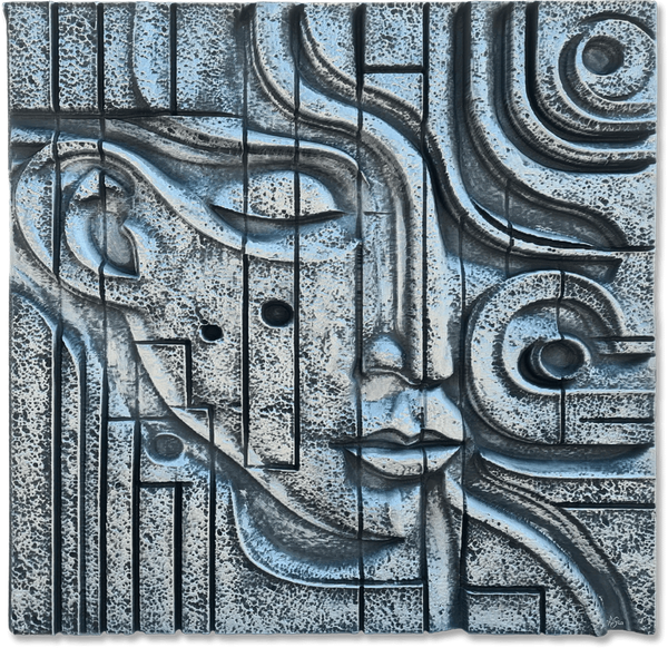 Vivencias - Este cuadro en relieve sobre las huellas de la vida de A. Gea realmente invita a detenerse un momento. Es una obra tridimensional donde asoma, en perfil, un rostro humano: casi puedes imaginar sus pensamientos flotando ahí, entre paneles grises y negros llenos de textura. Las líneas curvas serpentean como los caminos que tomamos cada día-algunas suaves, otras inesperadas-y pequeños puntos azul grisáceo salpican la pieza, igual que las emociones intensas que se cuelan sin aviso en nuestra rutina. Cada detalle parece contar su propia historia; de hecho, mirarlo es como hojear el diario secreto de la vida misma.