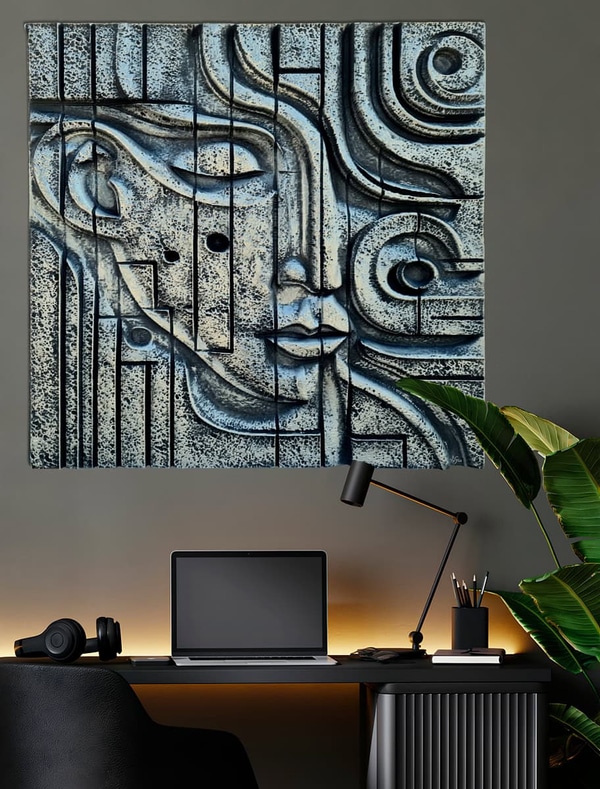 En este espacio de trabajo moderno, la pared gris cobra vida gracias a "Vivencias - Cuadro en relieve sobre las huellas de la vida - A. Gea". Es una textura curiosa, un rostro que parece mirarte con cierta melancolía mientras piensas, como si compartiera silencios contigo. Justo debajo descansa un escritorio negro: sencillo pero imprescindible, con lo justo para no perderse en el caos del día a día-un cuaderno abierto aquí, una taza olvidada allá. Y bueno, hay una planta alta y verde que rompe la monotonía del concreto; su sombra suave parece recordarte que siempre hay sitio para respirar hondo y mirar distinto incluso entre papeles y tareas pendientes.