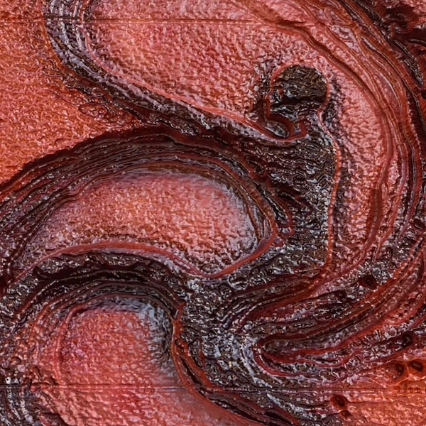 En este primer plano de la escultura "Humanidad - Escultura contemporánea sobre el origen Humano - GEA", lo primero que salta a la vista es su superficie: rugosa, casi indomable, como si alguien hubiera querido capturar el caos mismo del nacimiento. Los tonos rojizos-que pasan del vino profundo al marrón oscuro-serpentean unos sobre otros, atrapando miradas y emociones. Además, esos relieves brillantes parecen hilos de luz que se enredan y desenredan entre las capas; le dan una vida inesperada a la pieza. Mirarla es perderse un poco, recordar cicatrices o ríos bajo la piel, y es que hay algo visceral e hipnótico en esa textura moderna que no deja indiferente a nadie.