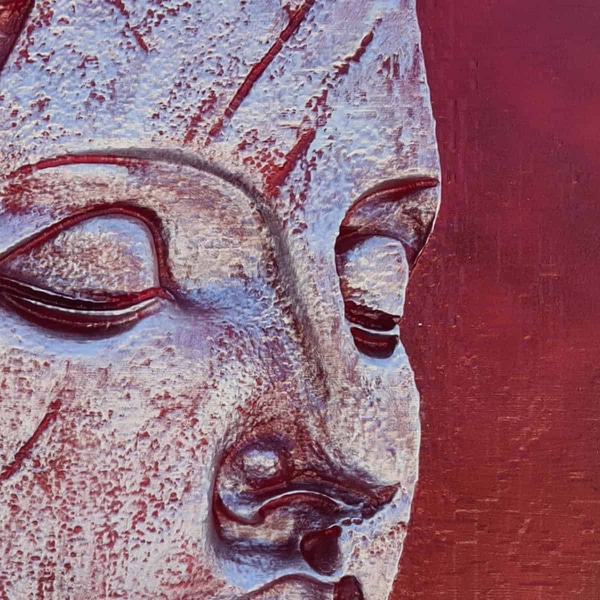 De cerca, "Con la mente en blanco" transmite una calma difícil de explicar. La obra muestra un rostro sereno, de rasgos suaves y ojos cerrados-como si estuviera suspendido en el momento justo antes de perderse en los pensamientos. Los tonos blancos y violetas flotan sobre un fondo rojo cálido; juntos evocan esa sensación tan única cuando todo se apaga por dentro y solo queda silencio, casi como cuando te quedas mirando el cielo al atardecer sin pensar demasiado. Hay textura, sí, pero también algo más profundo... esa quietud que rara vez logramos atrapar siquiera por un segundo en la vida real.