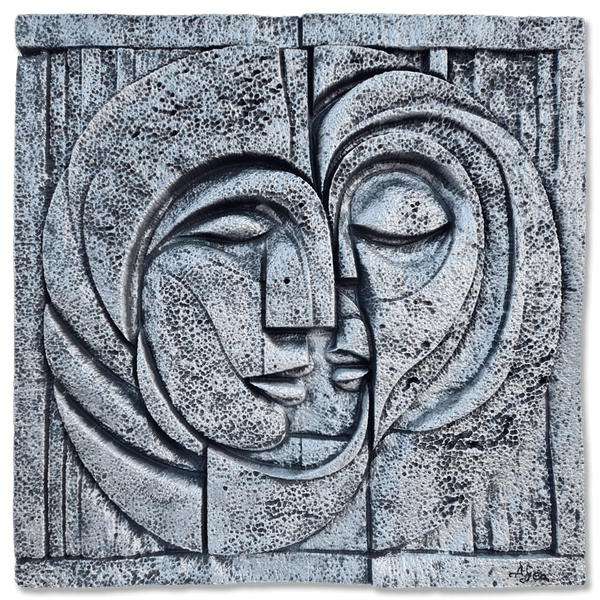 Unidad Inquebrantable - Escultura contemporánea sobre el amor eterno" presenta dos rostros, tan próximos que parecen susurrarse secretos al oído. Sus perfiles se entrelazan en un abrazo hecho de líneas onduladas y formas geométricas, evocando esa complicidad silenciosa que solo tienen quienes se conocen de verdad. Además, la textura y los ángulos generan una sensación de movimiento tranquilo; como si pudiera sentir el pulso compartido entre ambos. Es una pieza abstracta tridimensional, sí, pero irradia intimidad y promete un vínculo tan permanente como el primer "te amo" jamás dicho.