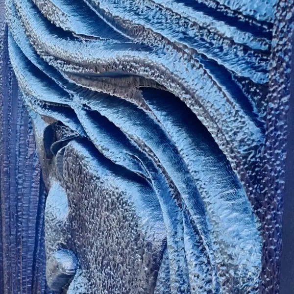 La Mar - Cuadro en volumen 3D: Imagina un rectángulo azul intenso, donde el perfil de un rostro emerge casi como si respirara. El cabello parece cobrar vida; se ondula y se arremolina en relieves que puedes acariciar con los dedos, como si tocaras olas detenidas en el tiempo. Además, esas hendiduras y texturas resaltan bajo la luz y te invitan a explorarlas una y otra vez. La verdad es que esta pieza no solo decora: crea una pequeña atmósfera donde el arte se convierte en experiencia tangible, algo que despierta la curiosidad cada vez que pasas cerca.